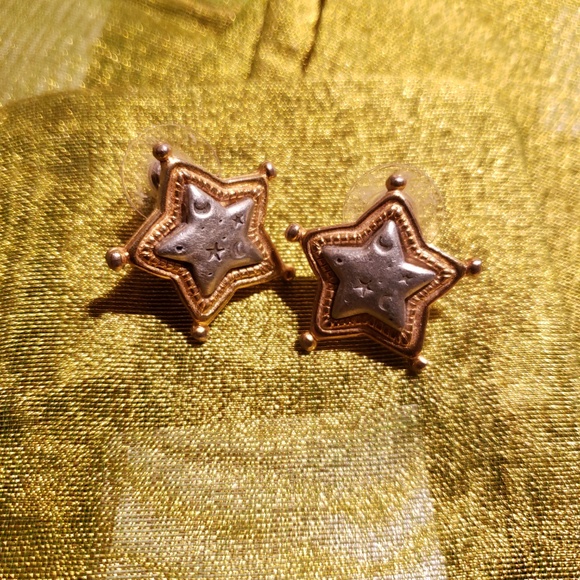 ☆ 90s Vintage Holiday Star Embossed Earrings ☆ - Picture 2 of 4